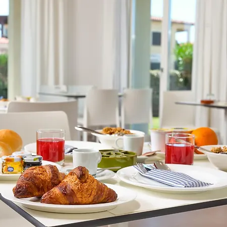 Szálloda With Panoramic Swimming Pool In Just 850 Mt From The Sea *
